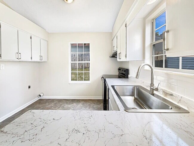 Building Photo - 3 bedroom 2 bathroom East Nashville!