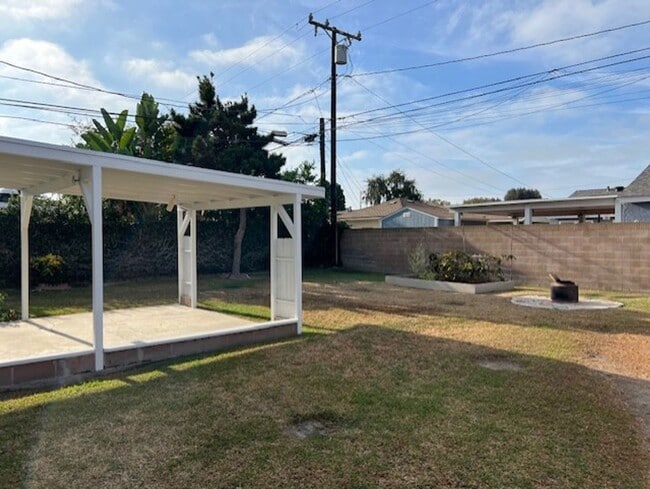 Building Photo - Home with Great Outdoor Space!