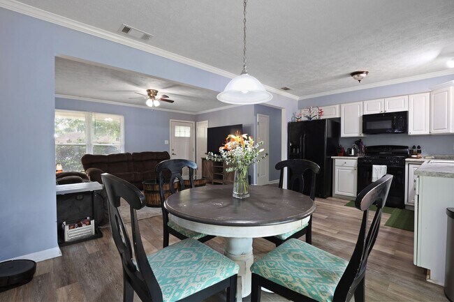 Building Photo - Settle Into Comfort in This Charming 3-Bedroom Home in Larchmont Estates