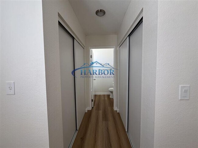 Building Photo - 961 W 1st St