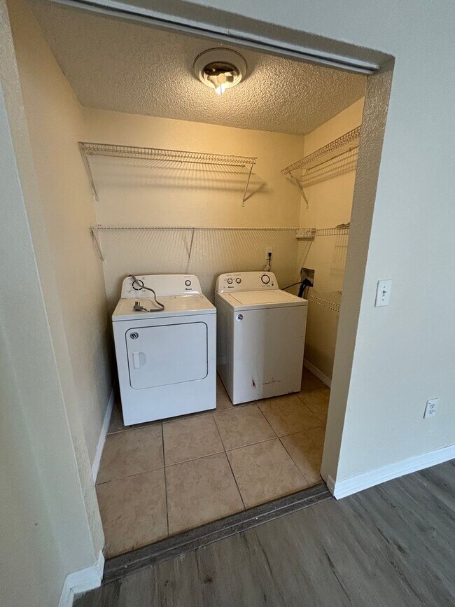 Building Photo - 3 bedroom 2 bath duplex