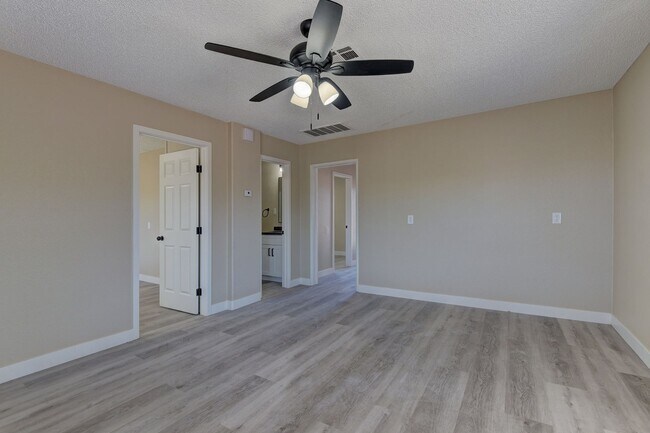 Building Photo - 2p1940