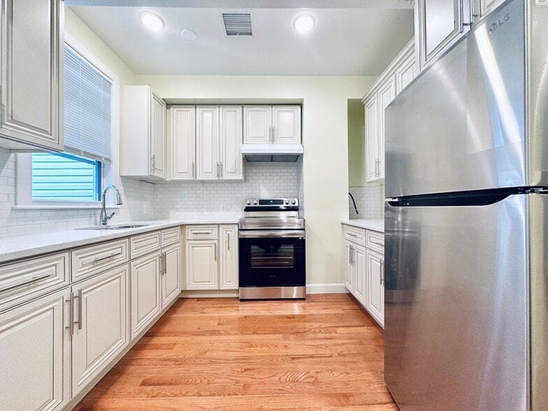 Building Photo - Furnished room/NOT APARTMENT