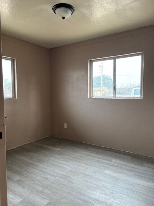 Building Photo - h4675