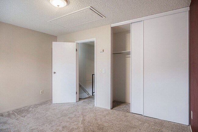 Building Photo - 3 Bedroom 2 Bathroom End Unit Townhome!