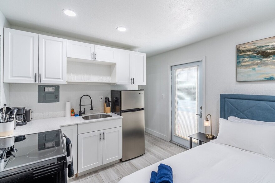 Building Photo - 975-977-977 SW 10th St