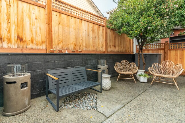 Building Photo - 116 4th Ave N