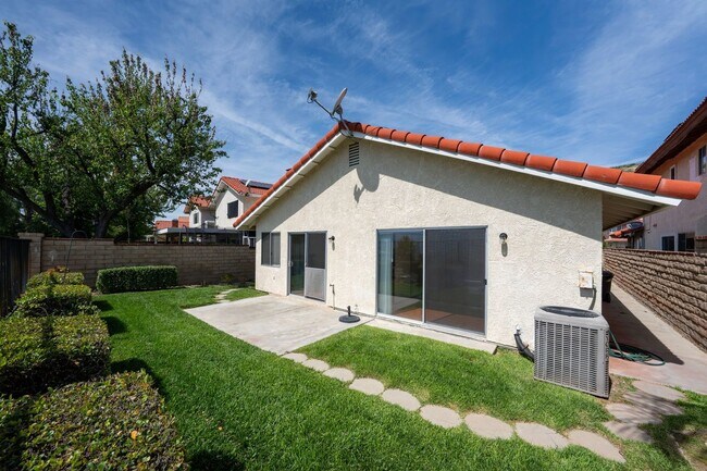 Building Photo - Sparkling Clean 3 Bedroom, 2 Bath Home with a View!