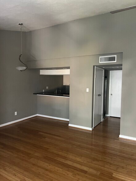 Building Photo - 7102 N Holiday Dr