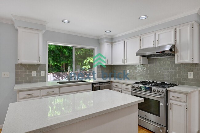 Building Photo - "Spacious 4-Bedroom Retreat with 2.5 Baths in Charming Sammamish Setting"