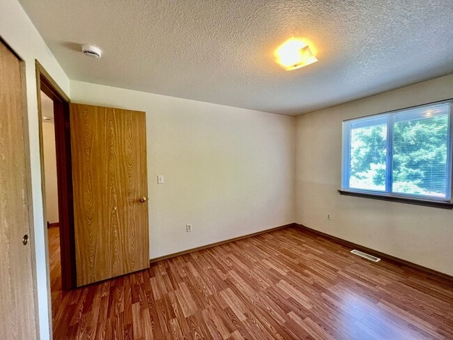 Building Photo - Spacious 4 BD + Den