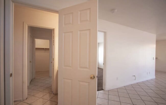 Building Photo - 13002 W Paradise Dr