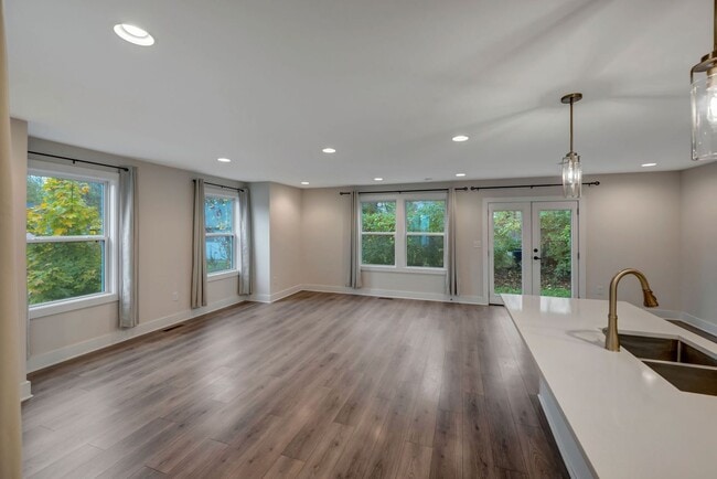 Building Photo - Modern 4 Bedroom/ 3 Bath Home in East Nash...