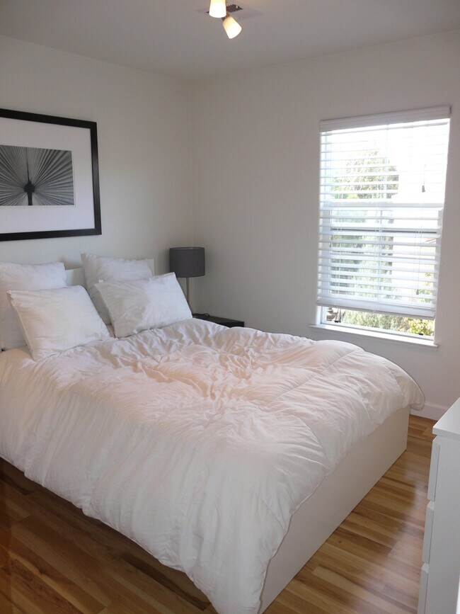 Building Photo - Gorgeous 3 bedroom 2.5 Bath with Bonus Room in Communication Hill