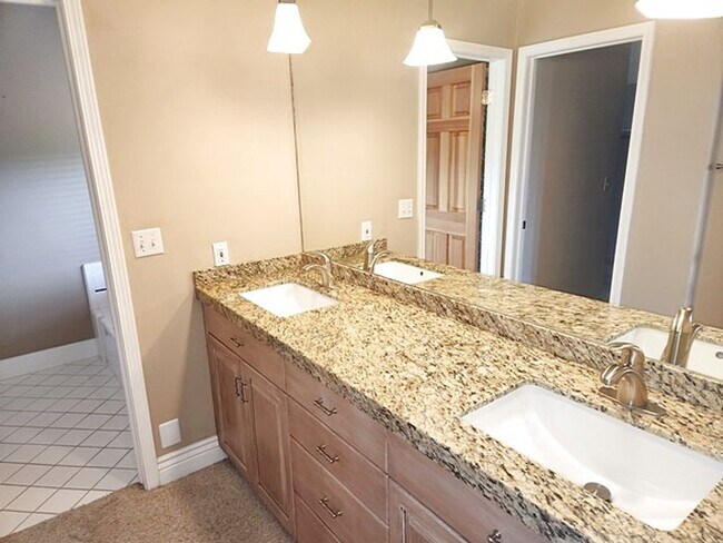 Building Photo - Large Private Luxury Home in Pinebrook  Es...