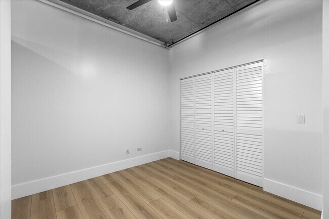 Building Photo - 1000 N Kingsbury St