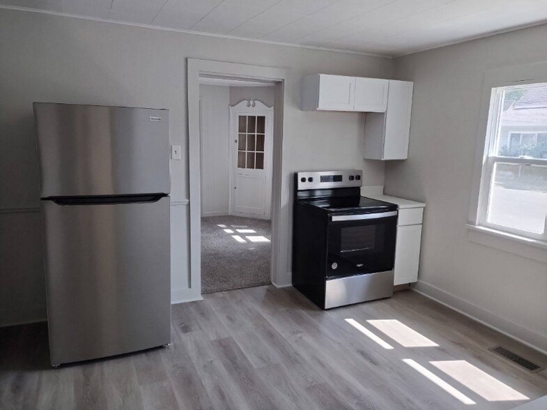 Building Photo - 422 S Oak St