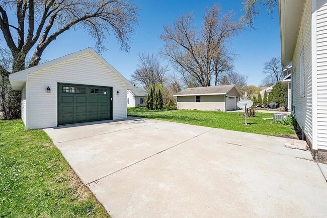 Building Photo - Charming Cape Cod Single Family