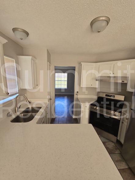 Building Photo - 4560 Longtree Ave