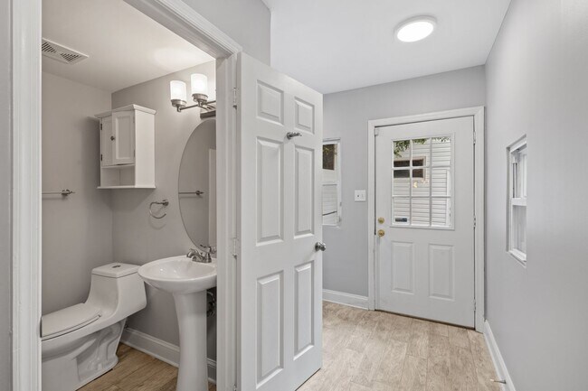 Building Photo - Beautiful 3 bedroom 3 bathroom townhouse in Federal Hill