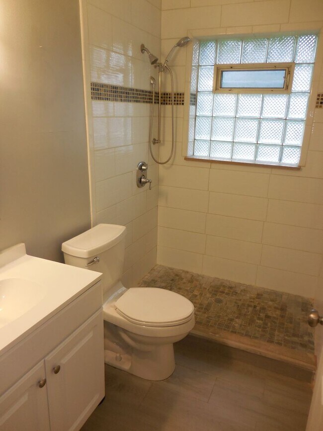 Building Photo - Gorgeous Two Bedroom/Two Full Bath Renovated Home In Kettering w/Full Finished Basement