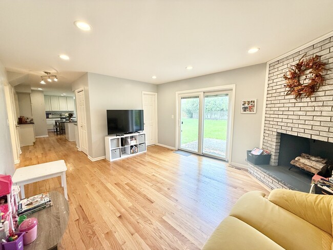 Building Photo - 1046 Crestfield Ave