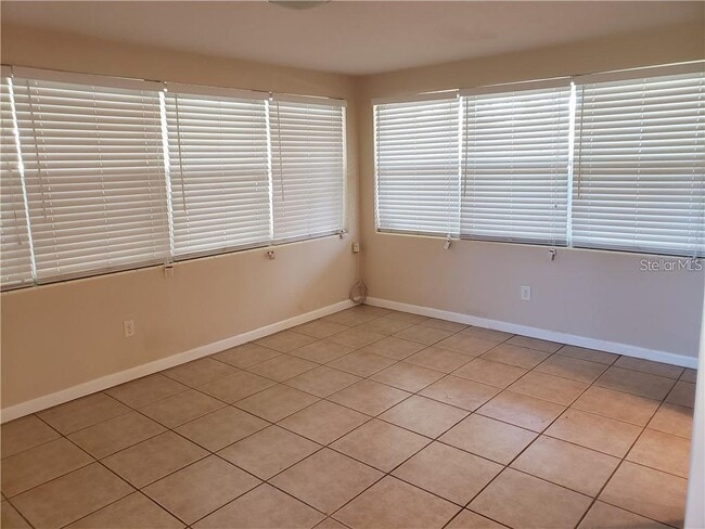 Building Photo - 1500 Roscomare Ave