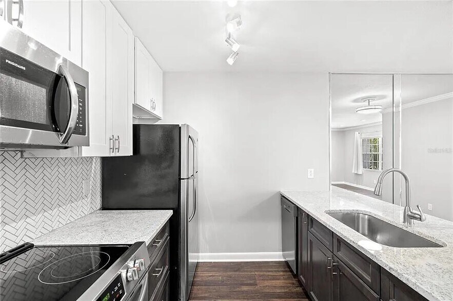 Building Photo - 304 S Habana Ave