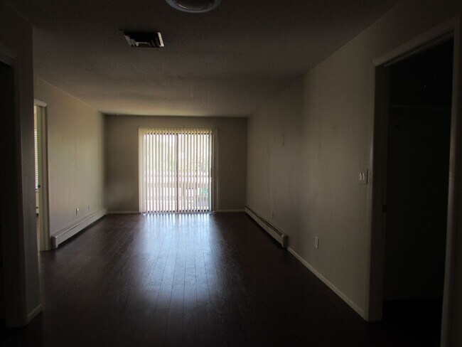 Building Photo - Cozy 2 Bed 1 Bath Lakeside Drive Condo- APPLICATION PENDING