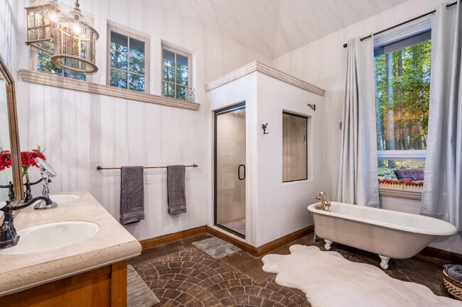 Building Photo - 4955 Hidden Hollow Rd