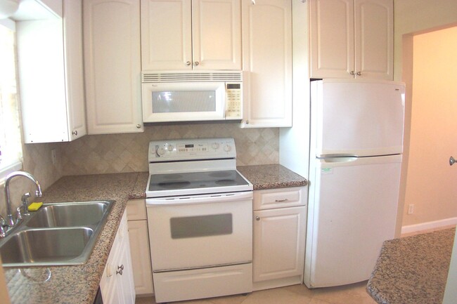 Building Photo - 531 W Kalmia Dr