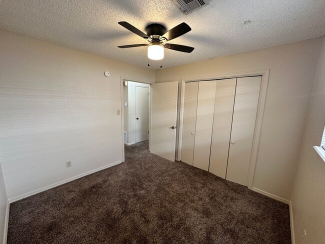 Building Photo - 3-bed 1.5-bath Rental Home Available in No...