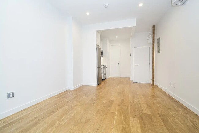 Building Photo - 137 Thompson St