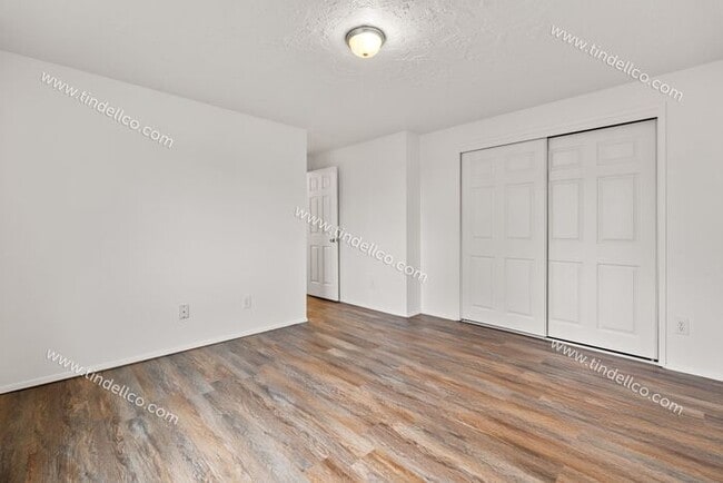 Building Photo - 3 Bedroom Home with New LVP, Fenced Yard & Attached Garage located on Cul-De-Sac!