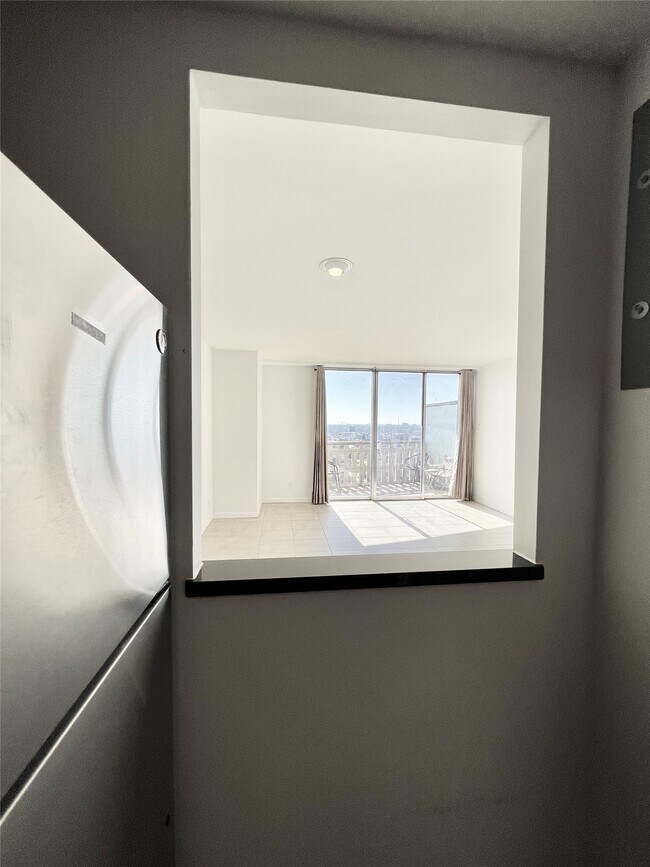 Building Photo - 2016 Main St