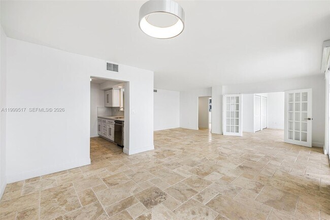 Building Photo - 1420 Brickell Bay Dr