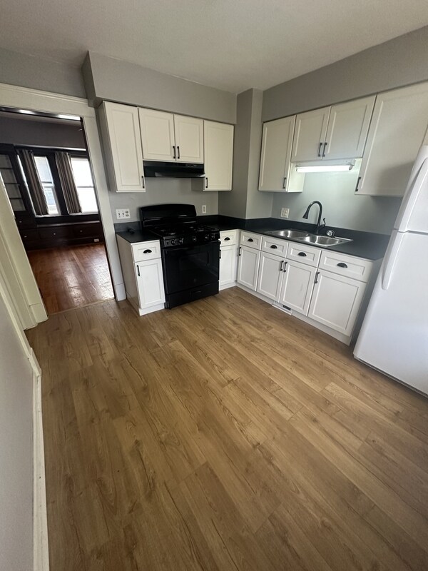 Building Photo - 9611 Larnder Ave