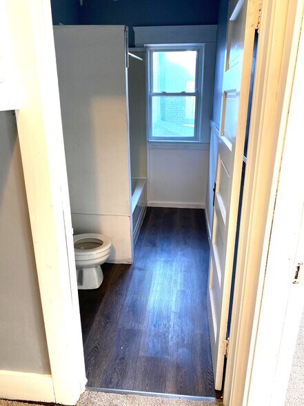 Building Photo - 916 W 9th St