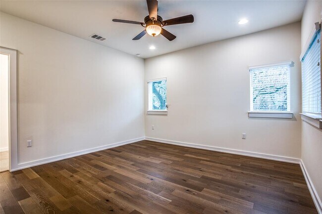 Building Photo - 6800 Menchaca Rd