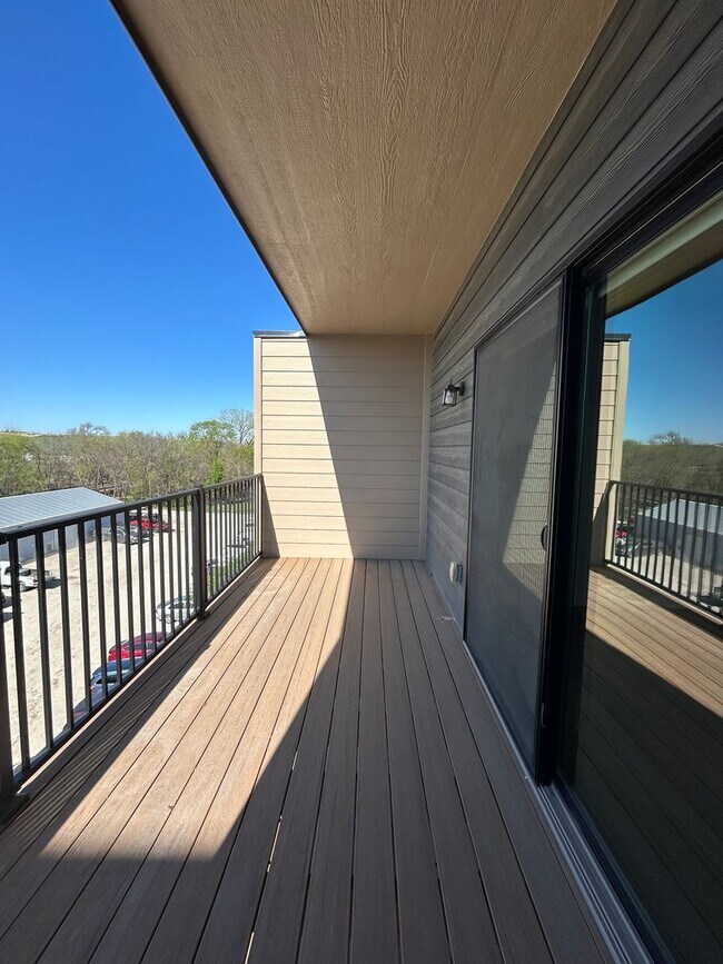 Building Photo - Elkhorn Landing Rentals (20605 Elkhorn Dr.)