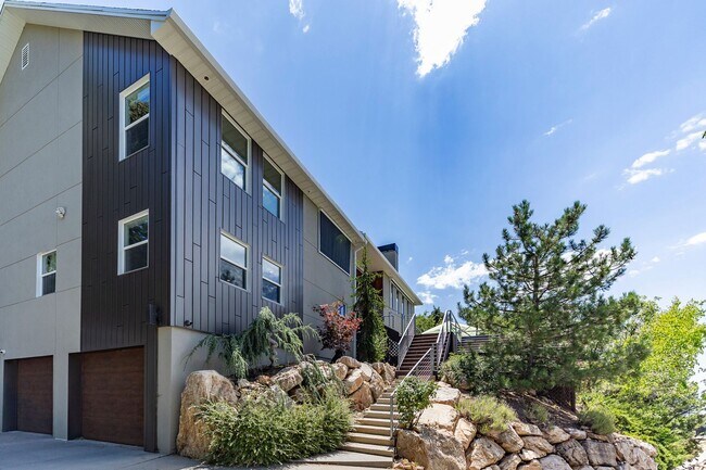 Building Photo - Stunning 5-Bedroom Modern Home with Panora...