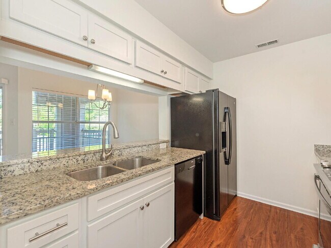 Building Photo - Updated 3 BR unit in the heart of South Park