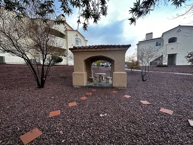 Building Photo - Henderson First Floor Condo - In Gated Community With Pool.