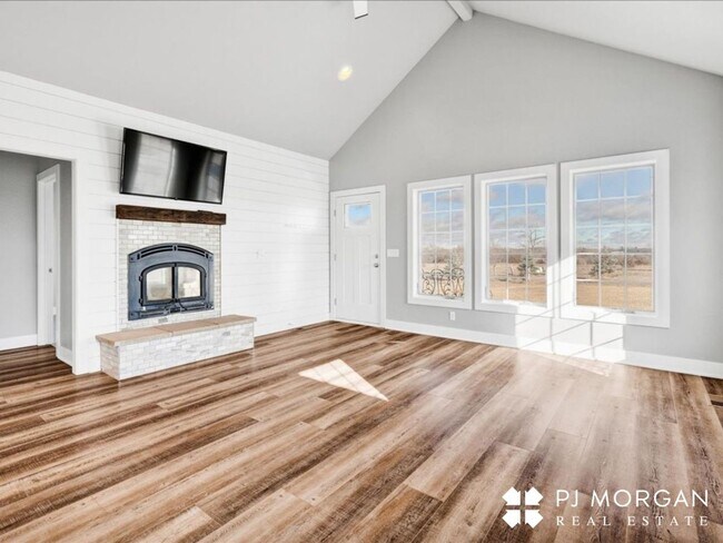 Building Photo - Tucked Away Yet Close to It All-Beautiful Elkhorn Rental has it all!