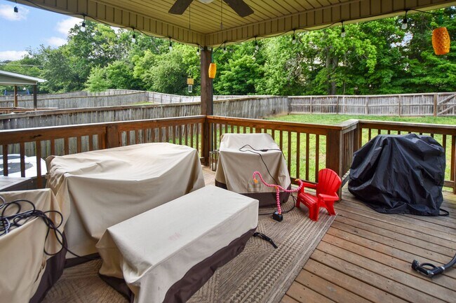 Building Photo - Pet Friendly Four Bedroom!