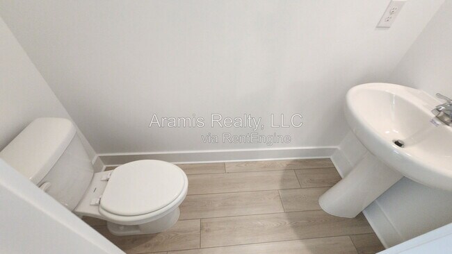 Building Photo - 450 Laurelwood Ln