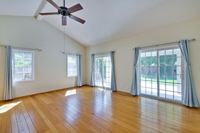 Building Photo - Beautiful 4 bedroom, 3 bath in desirable C...