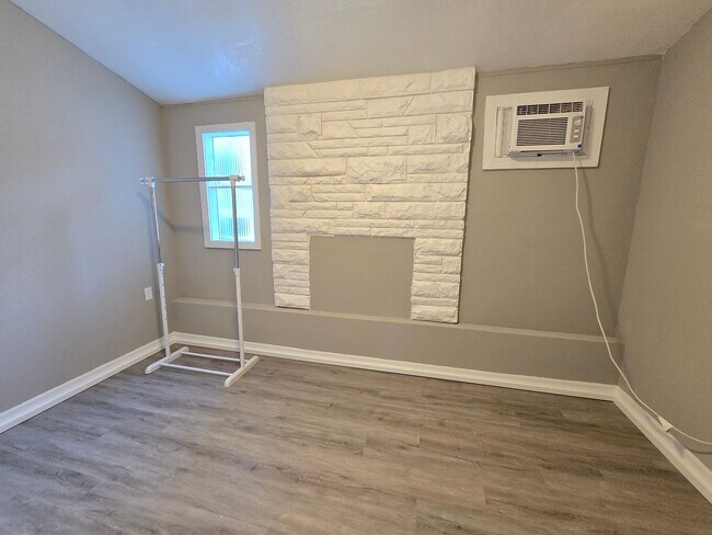 Building Photo - 2108 8th St