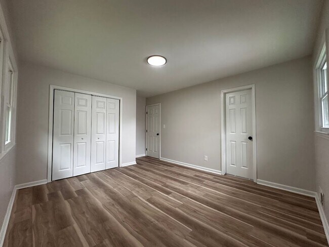 Building Photo - 4 bed 3 bath in Decatur!