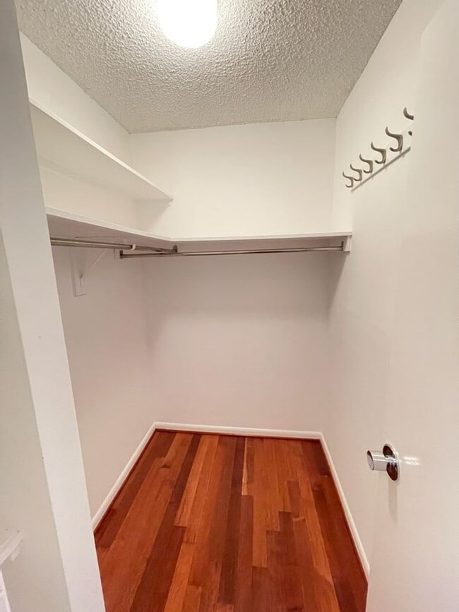 Building Photo - 2 bedroom 2 bath WITH PARKING